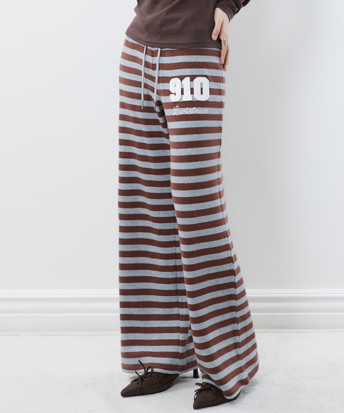 러브이즈트루(LUVISTRUE) RL 910 STRIPE BOOTCUT PANTS(BROWN)
