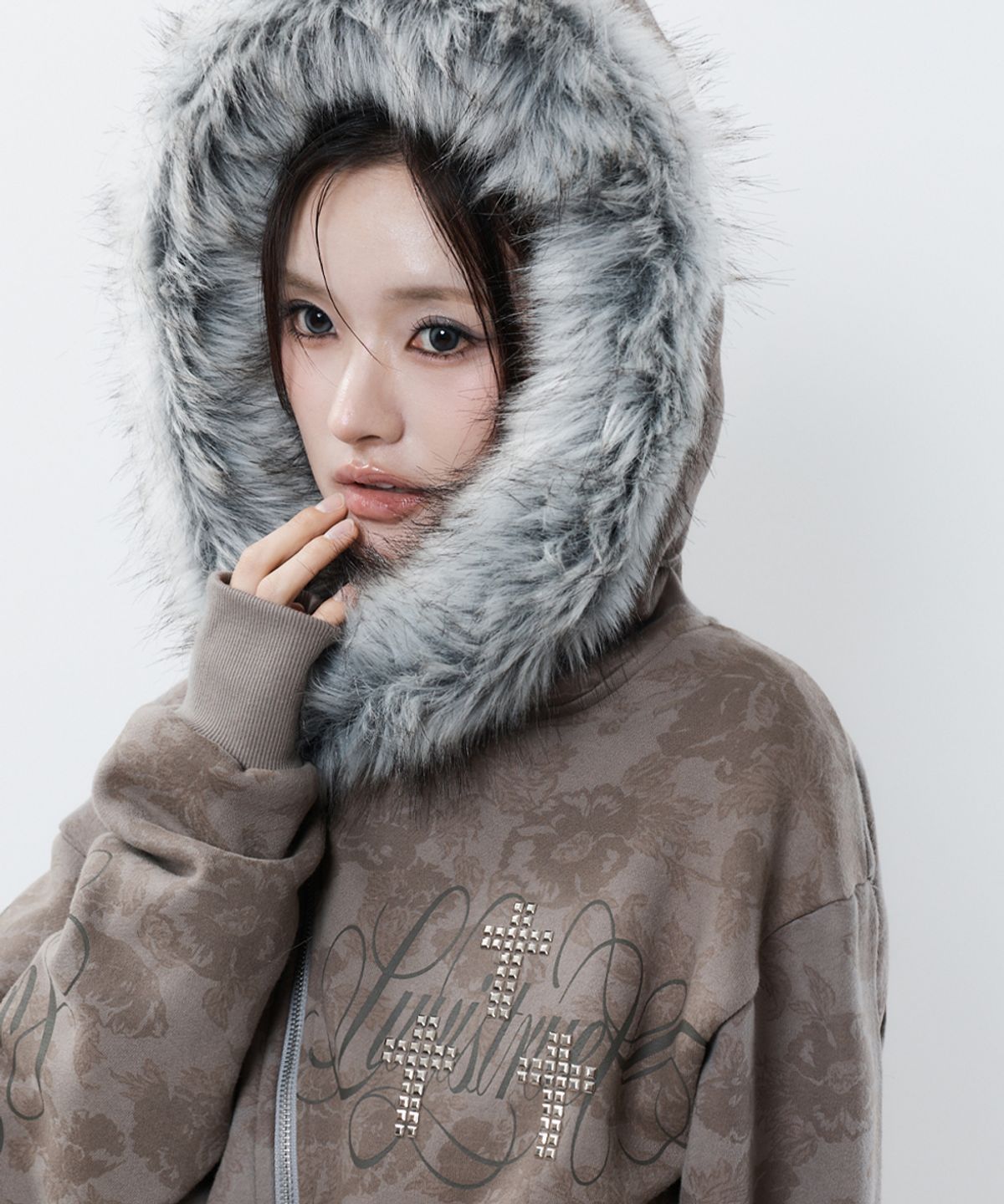 러브이즈트루(LUVISTRUE) RL CROSS LETTERING FUR HOOD ZIP UP(BROWN)