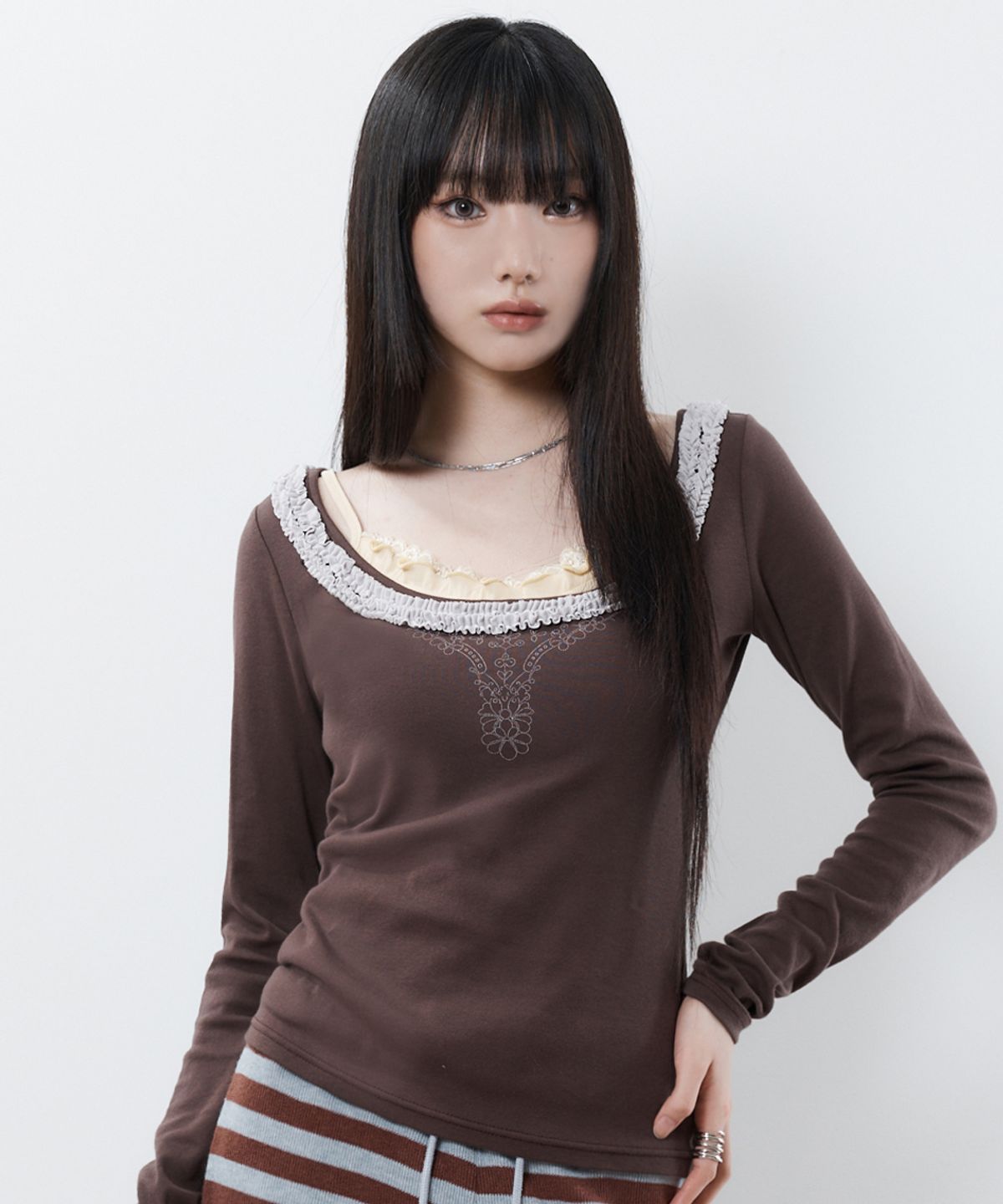 러브이즈트루(LUVISTRUE) RL FRILL SLEEVE TEE(BROWN)