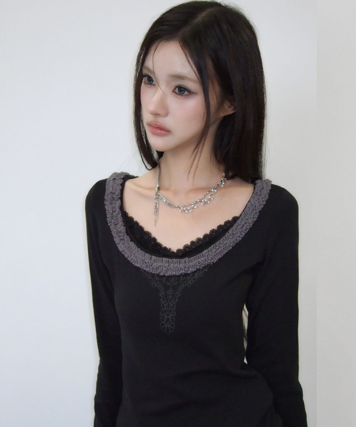 러브이즈트루(LUVISTRUE) RL FRILL SLEEVE TEE(BLACK)