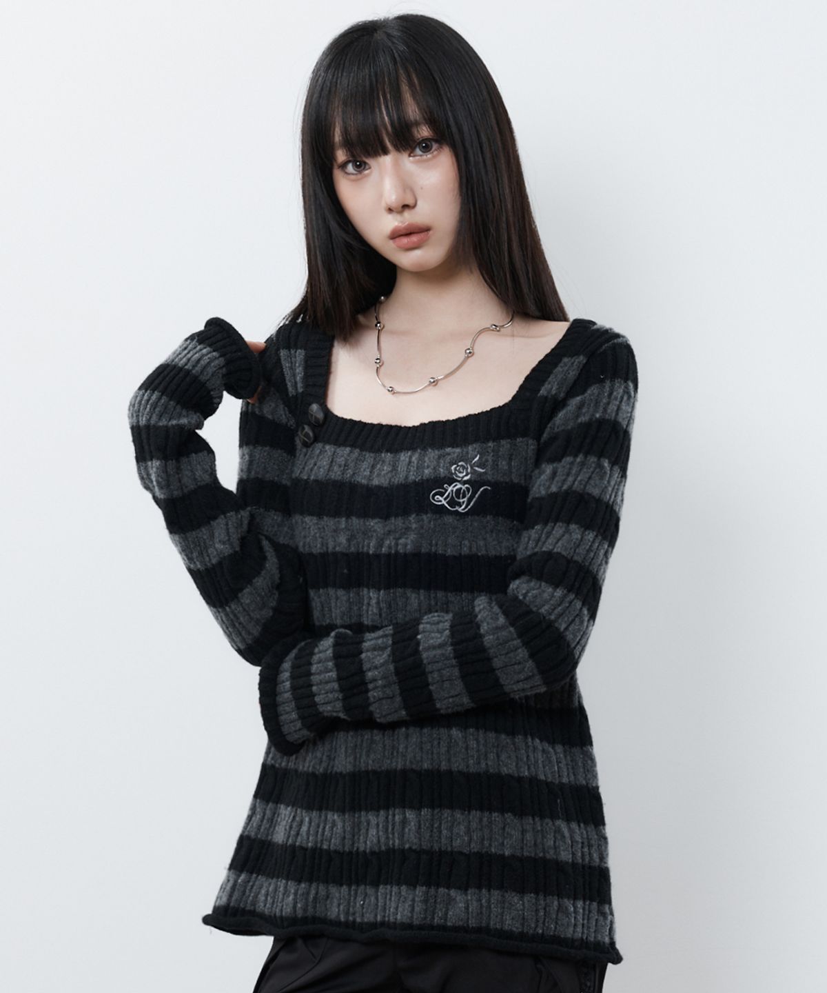 러브이즈트루(LUVISTRUE) RL SQUARE NECK KNIT(BLACK)