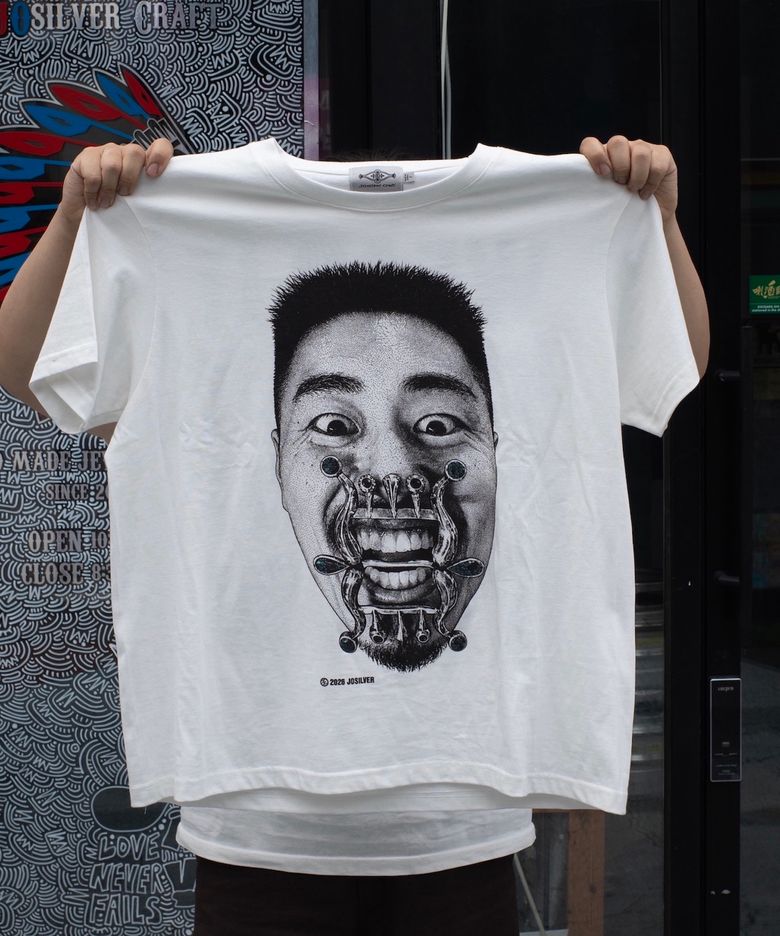 버클 페이스 티셔츠