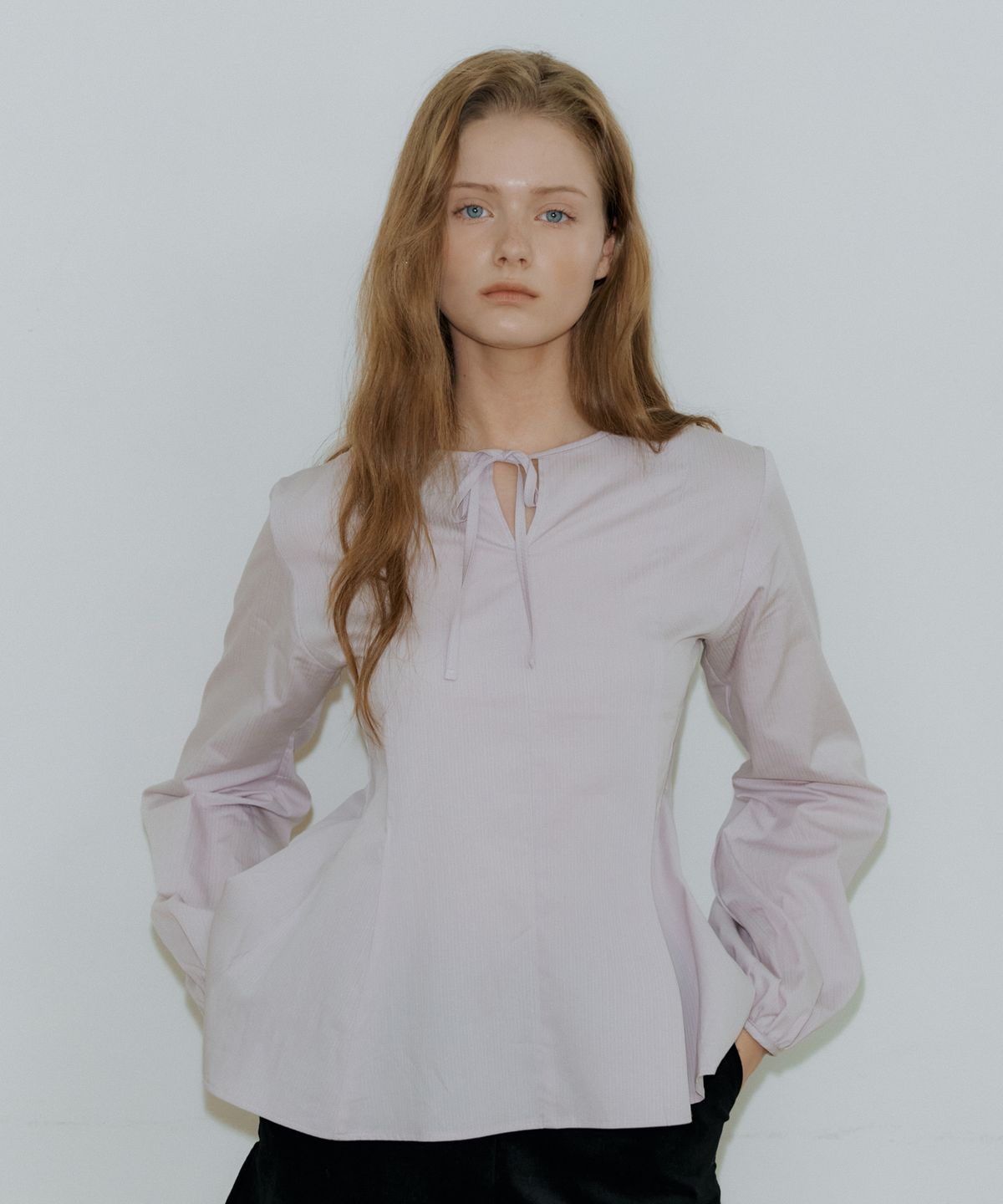 리올그(REORG) PAP FLARE SLIT BLOUSE ASH LILAC