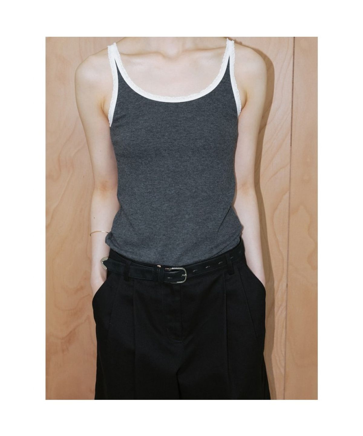 디애퍼처(THE APERTURE) Sleeveless Lace Top  Grey (TA6742A053)