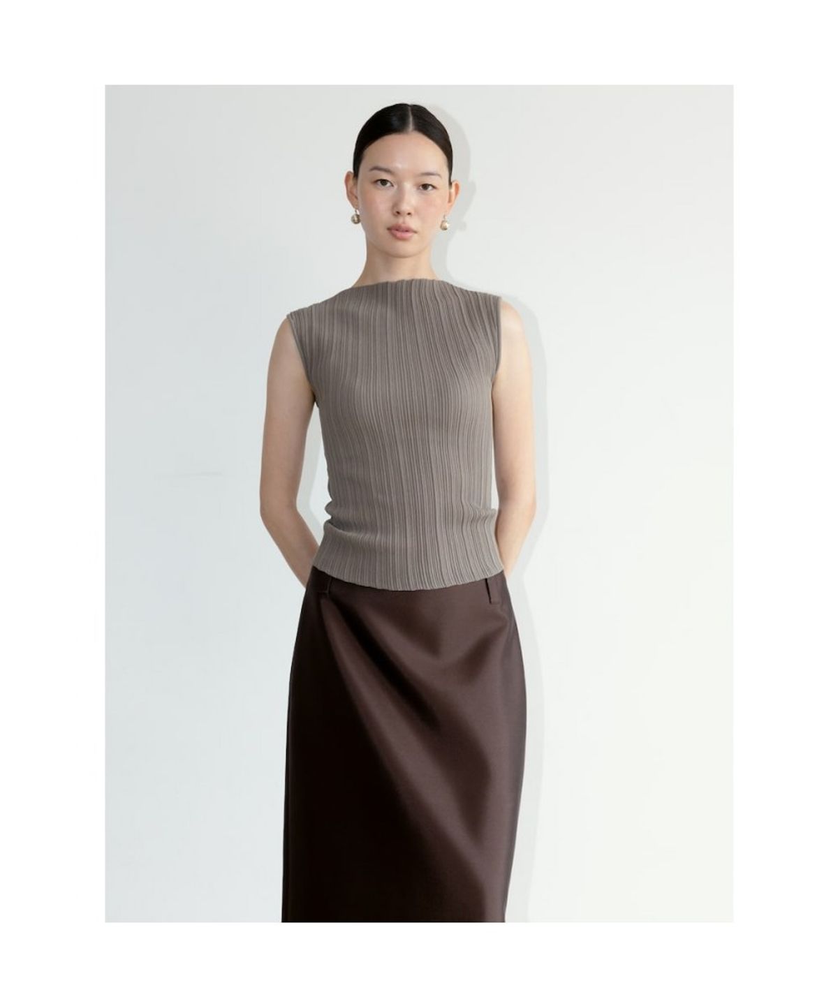 디애퍼처(THE APERTURE) Ohu Pleated Knit Sleeveless  Khaki (TA6751A06H)