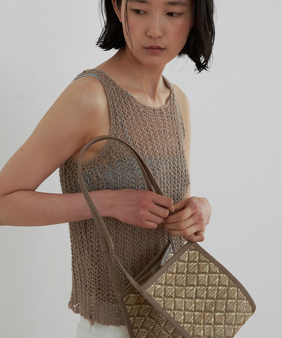 콰니(KWANI) 26 Rattan Shoulder Tote Mocha