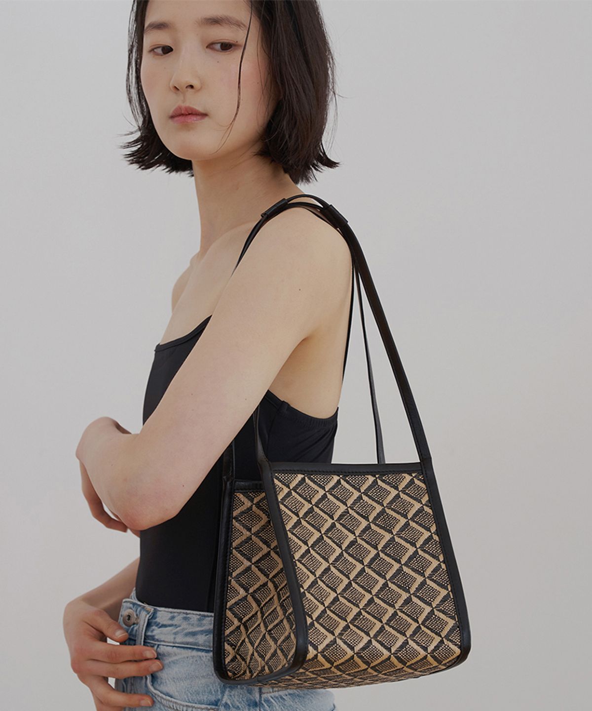 콰니(KWANI) 26 Rattan Shoulder Tote Black
