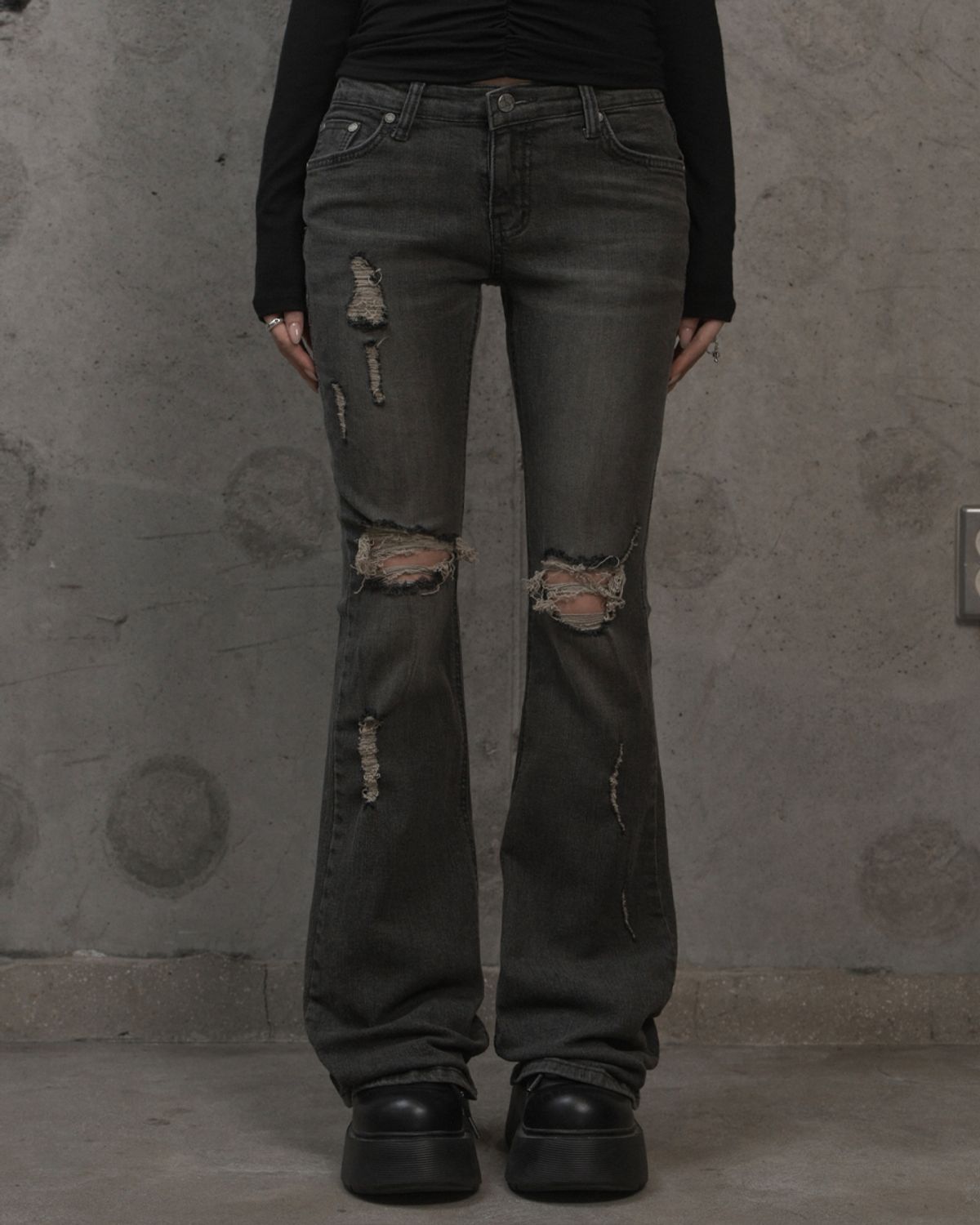카키포인트(KHAKIPOINT) Distressed Bootcut Jeans (black)