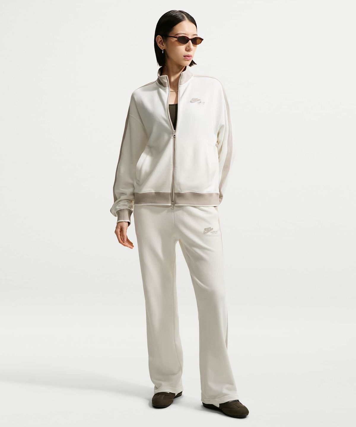 나이키(NIKE) 스튜디오 플리스 라이트웨이트 프렌치 테리 미드라이즈 트랙 팬츠 W - 세일:크림 II / IV4778-133