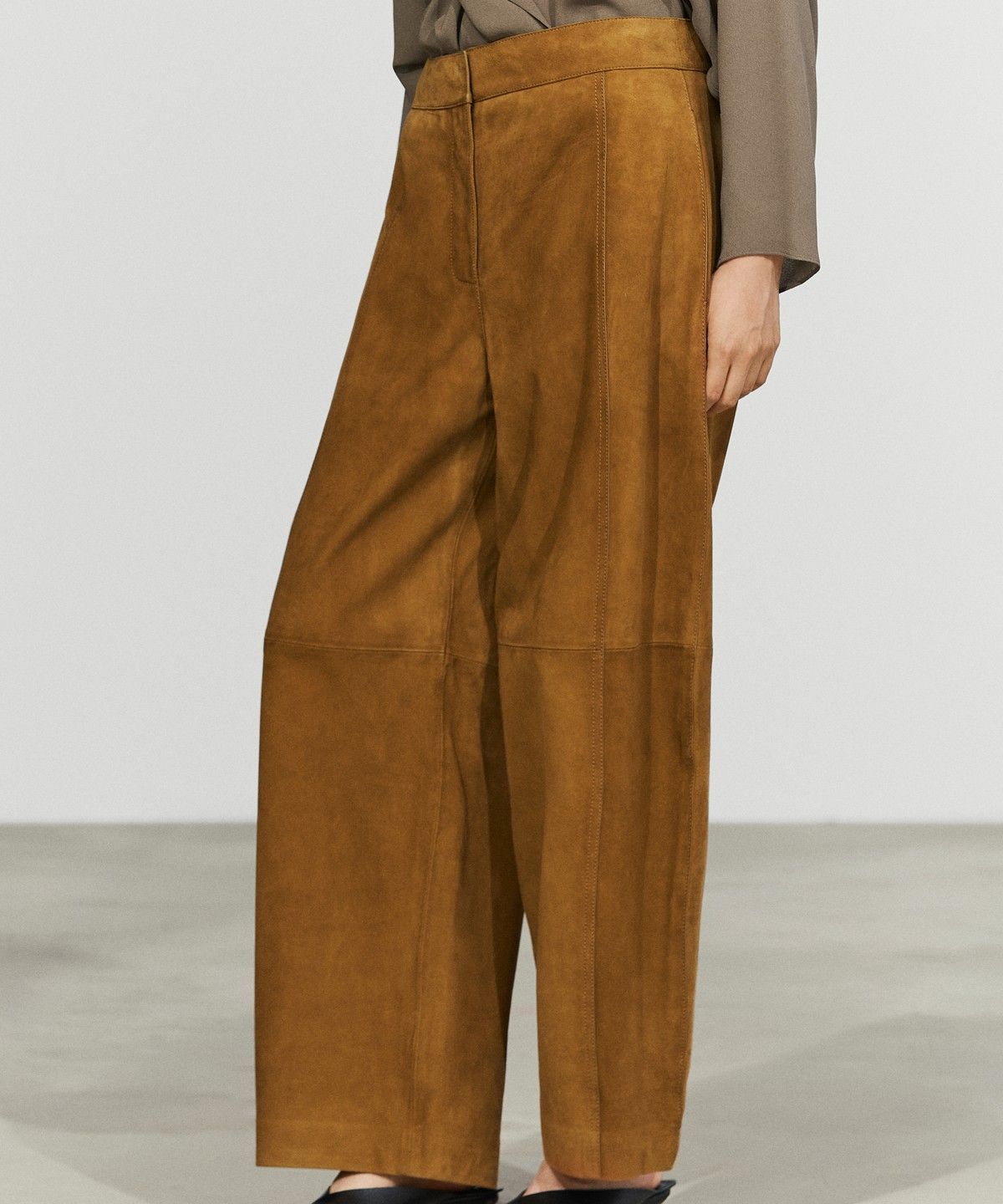 마시모두띠(MASSIMO DUTTI) 스웨이드 염소 가죽 배럴핏 팬츠
