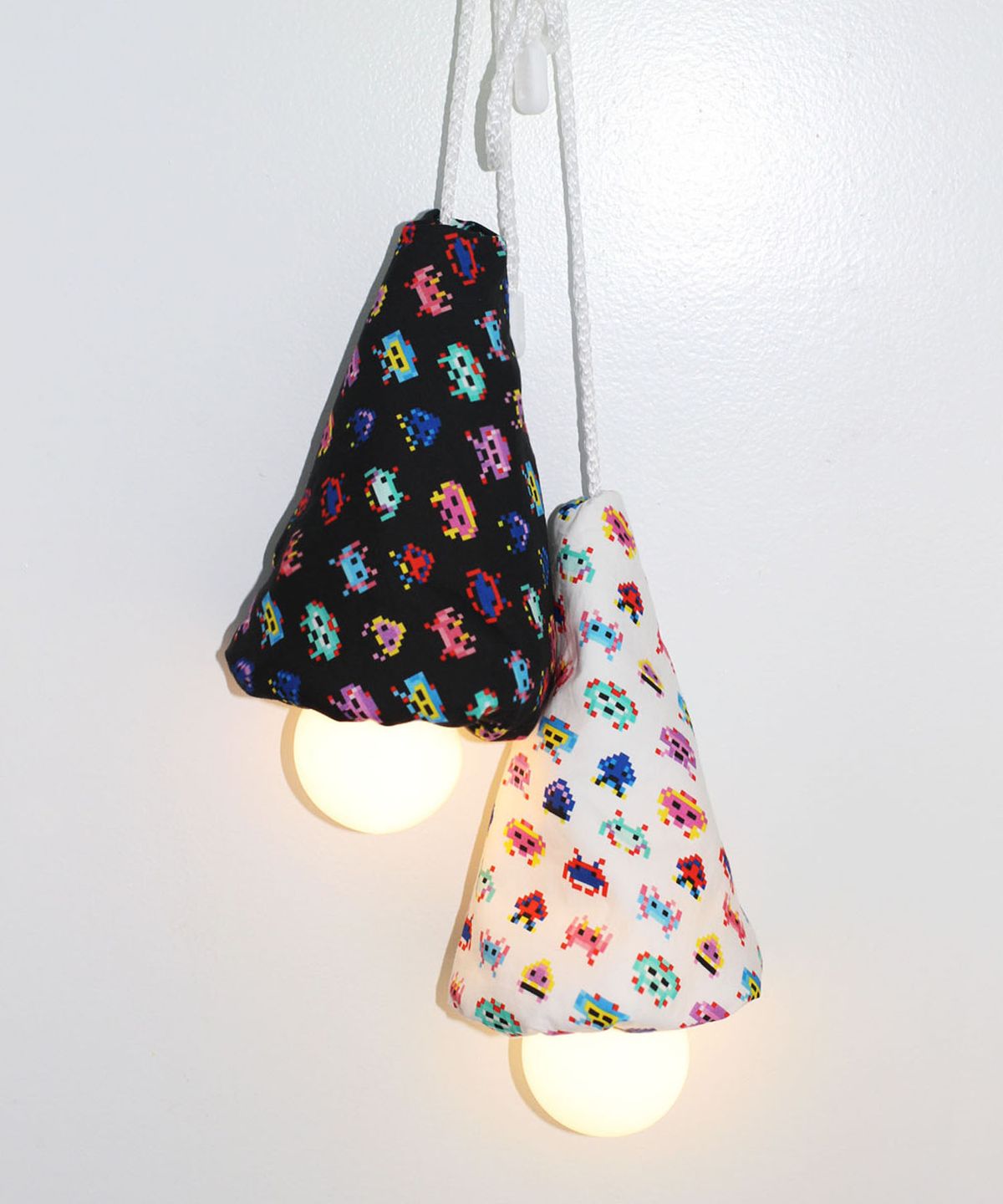 유라이크홈(YOULIKEHOME) 글리치 픽셀 램프 Glitch pixel lamp (2color)