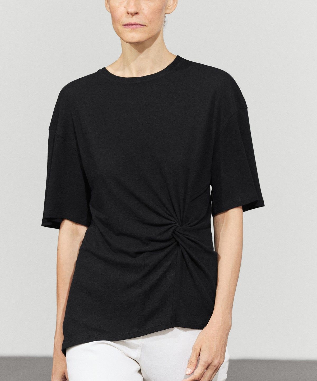 마시모두띠(MASSIMO DUTTI) 언밸런스 매듭 디테일 티셔츠