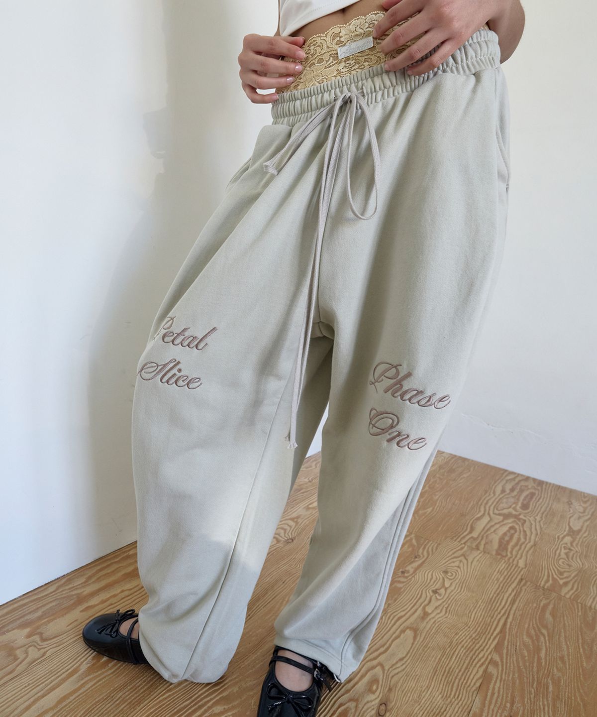 페이네틱(PAINETIC) PNT Embroidered Sweatpants (MINT BEIGE)