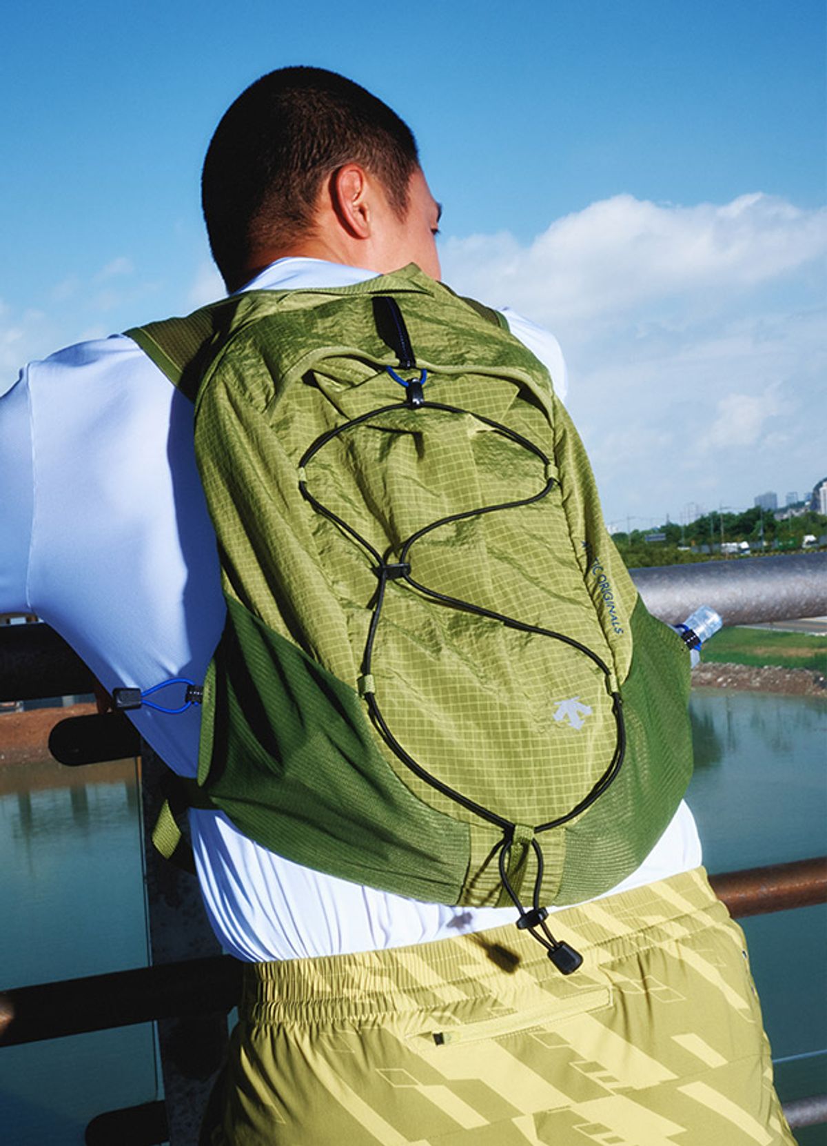 데상트(DESCENTE) 러닝 베스트형 경량 백팩 (10L) 올리브 SR323RBP70
