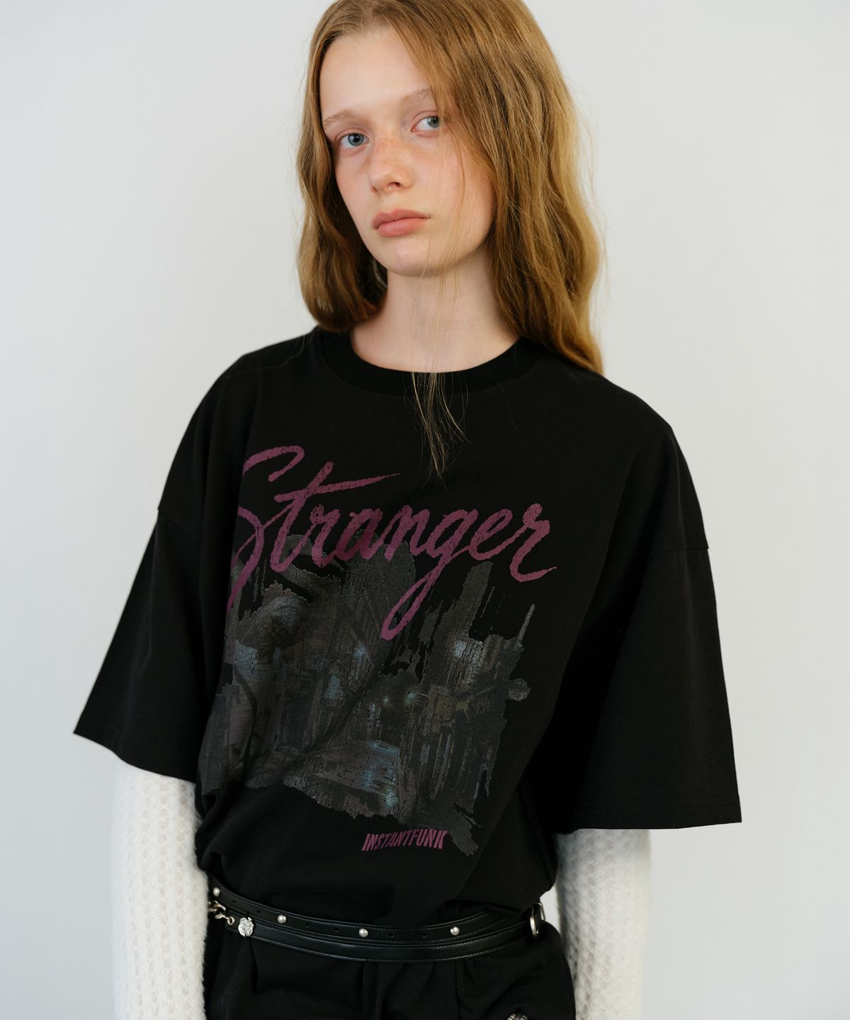 인스턴트펑크(INSTANTFUNK) STRANGER GRAPHIC OVERSIZE TEE - BLACK