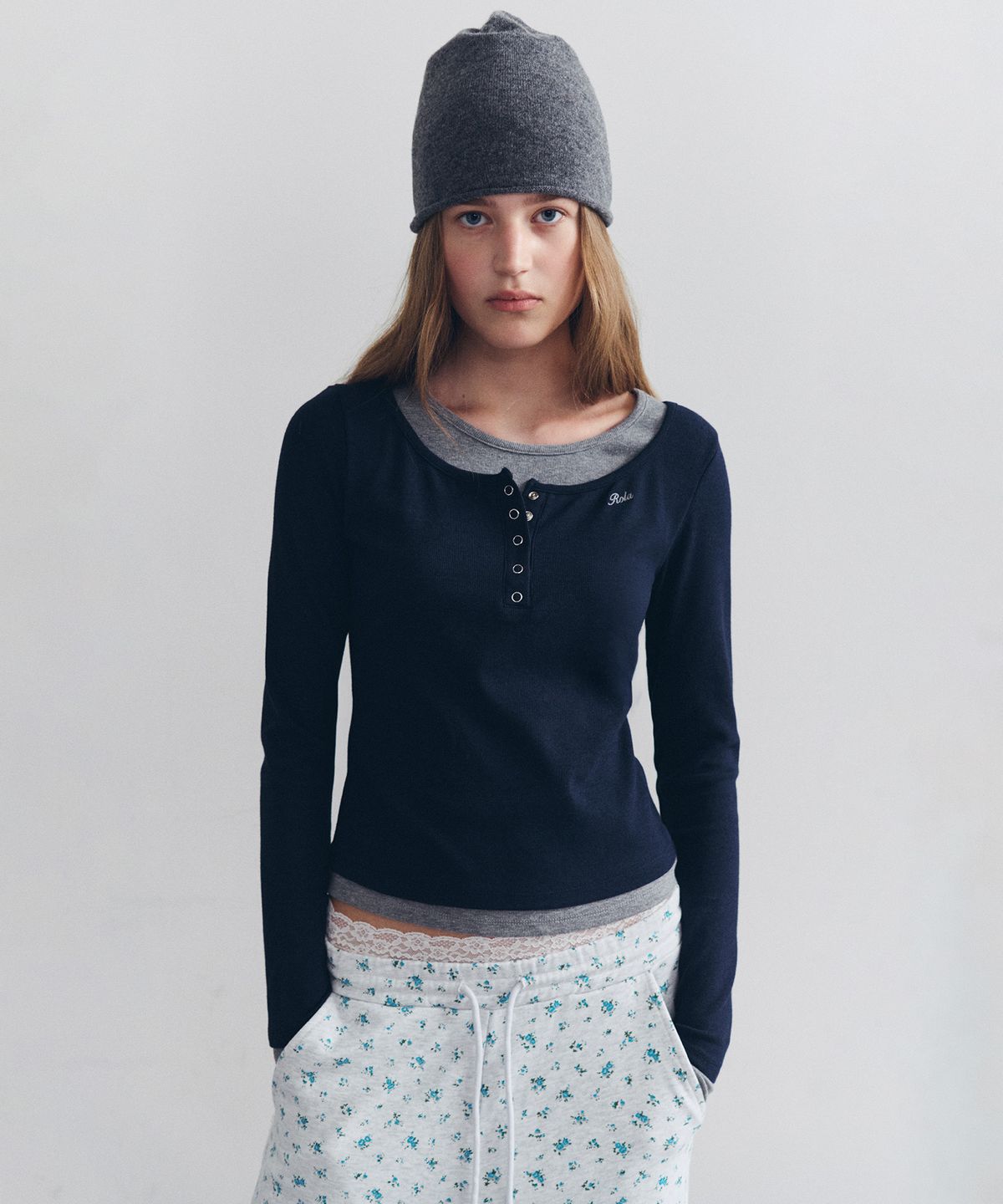 로라로라(ROLAROLA) LAYERED HENRYNECK LONG SLEEVE  NV+M/GY