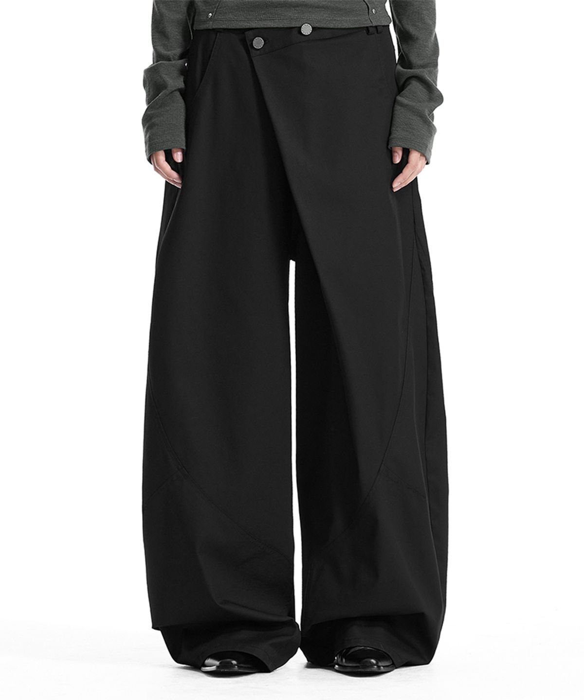 트리밍버드(TREEMINGBIRD) Overlap-Waist Curved Pants [ Black ]