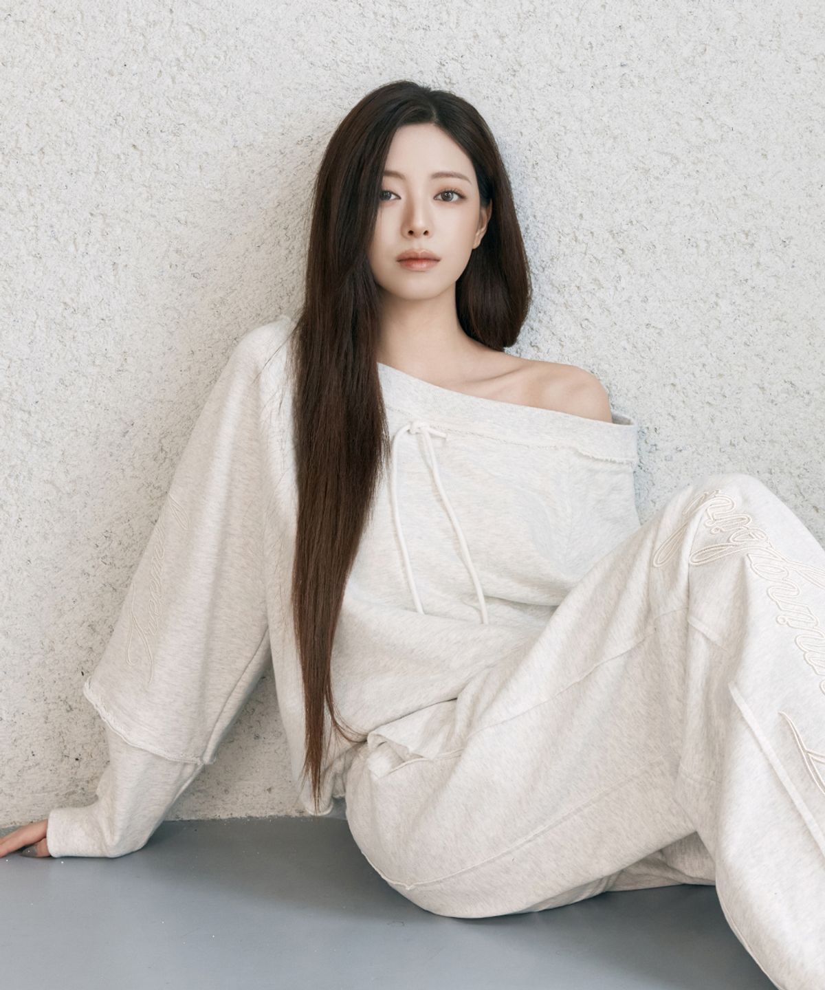 트리밍버드(TREEMINGBIRD) Lettering Off-Shoulder Set-Up Sweat Shirts [ Light Gray ]