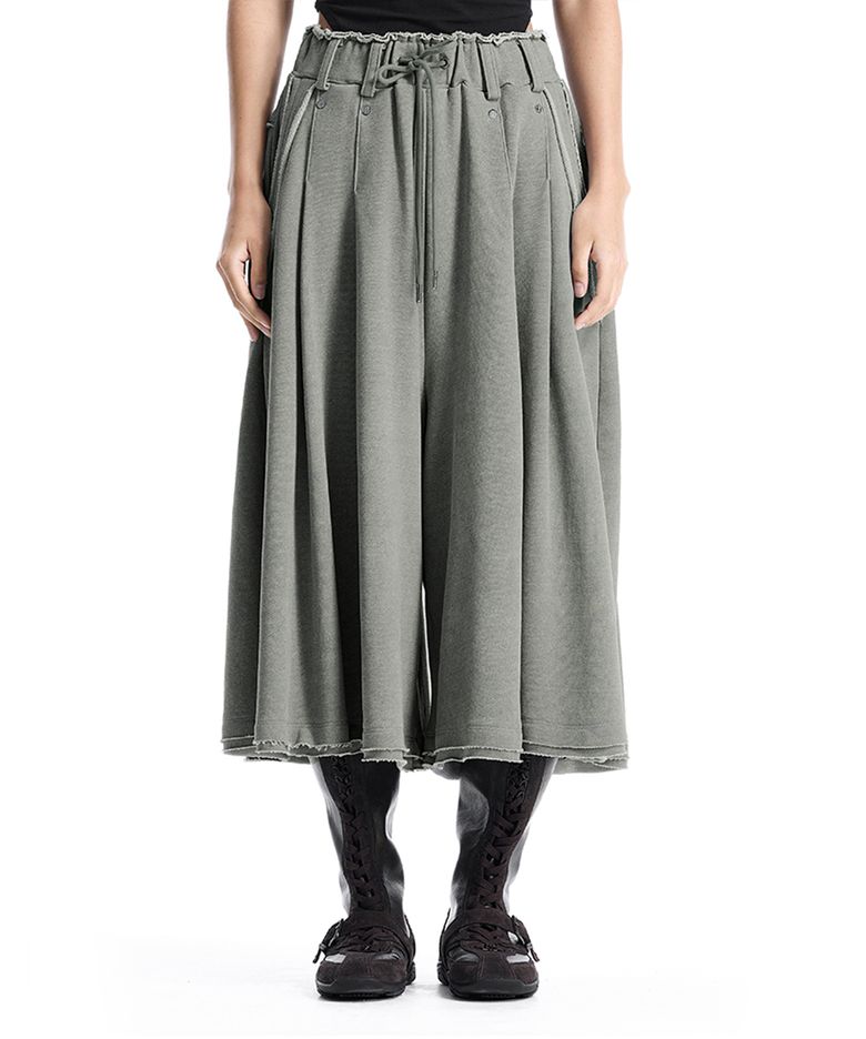 Raw-Edge Pleated Set-Up Bermuda Pants [ Light Gray ]