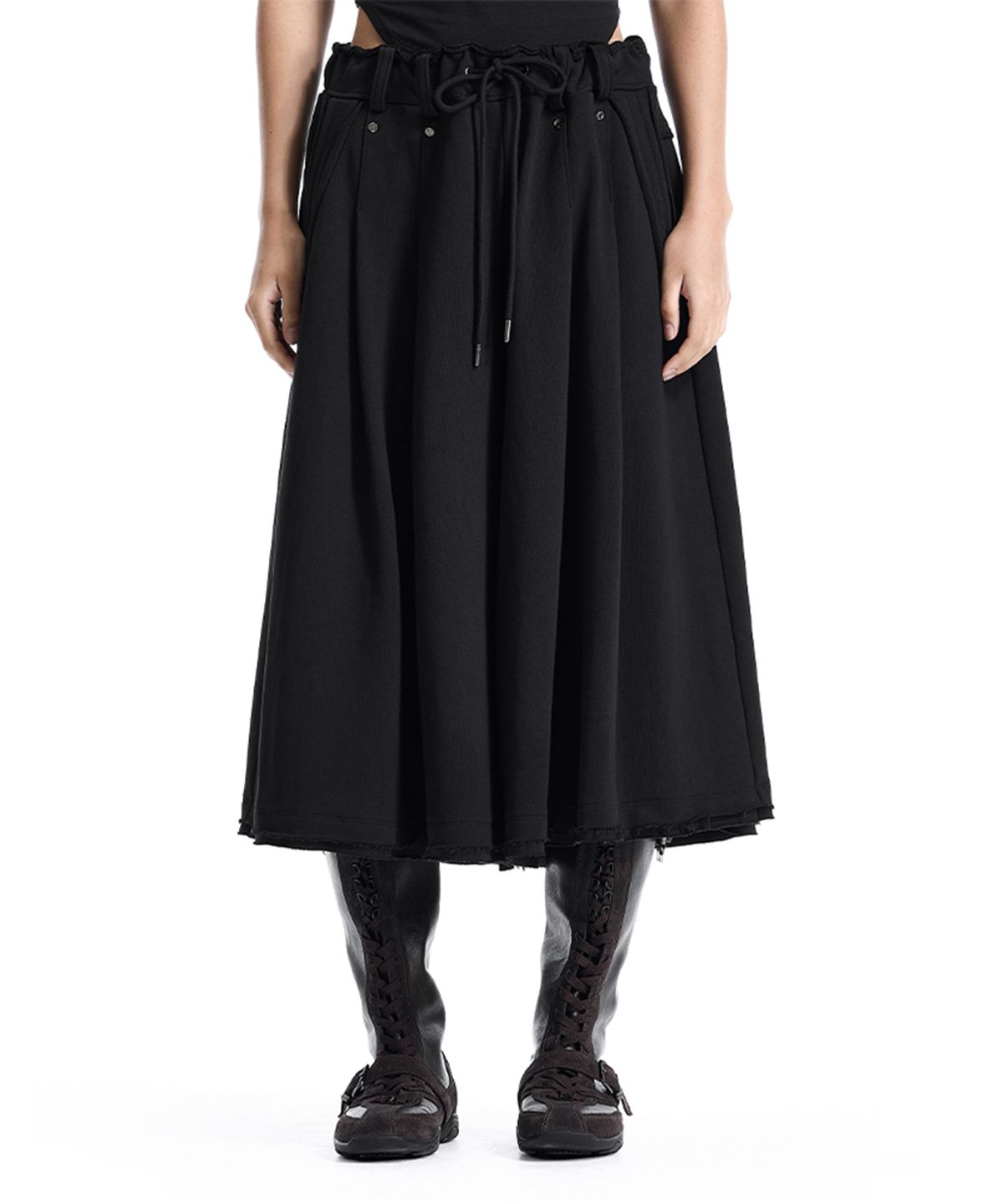 트리밍버드(TREEMINGBIRD) Raw-Edge Pleated Set-Up Bermuda Pants [ Black ]