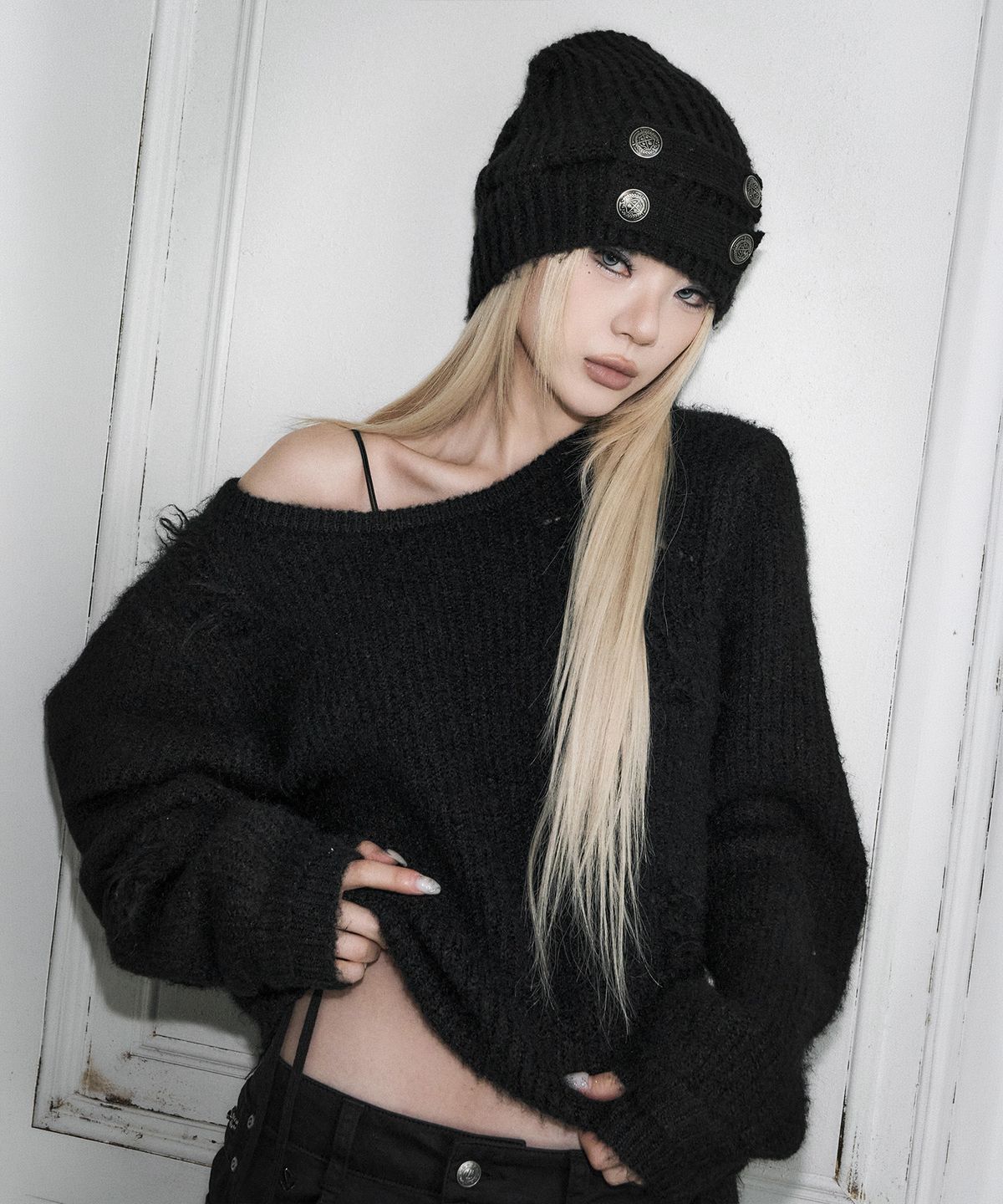 스키즘 인듀싱(SCHISM INDUCING) SLOUCHY BUTTON KNIT BEANIE BLACK