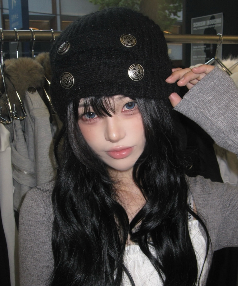 SLOUCHY BUTTON KNIT BEANIE BLACK