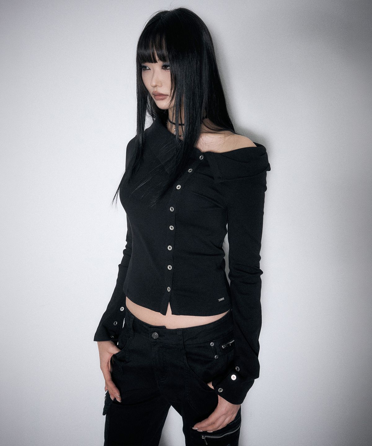 스키즘 인듀싱(SCHISM INDUCING) BUTTON COWL HIGHNECK TOP BLACK
