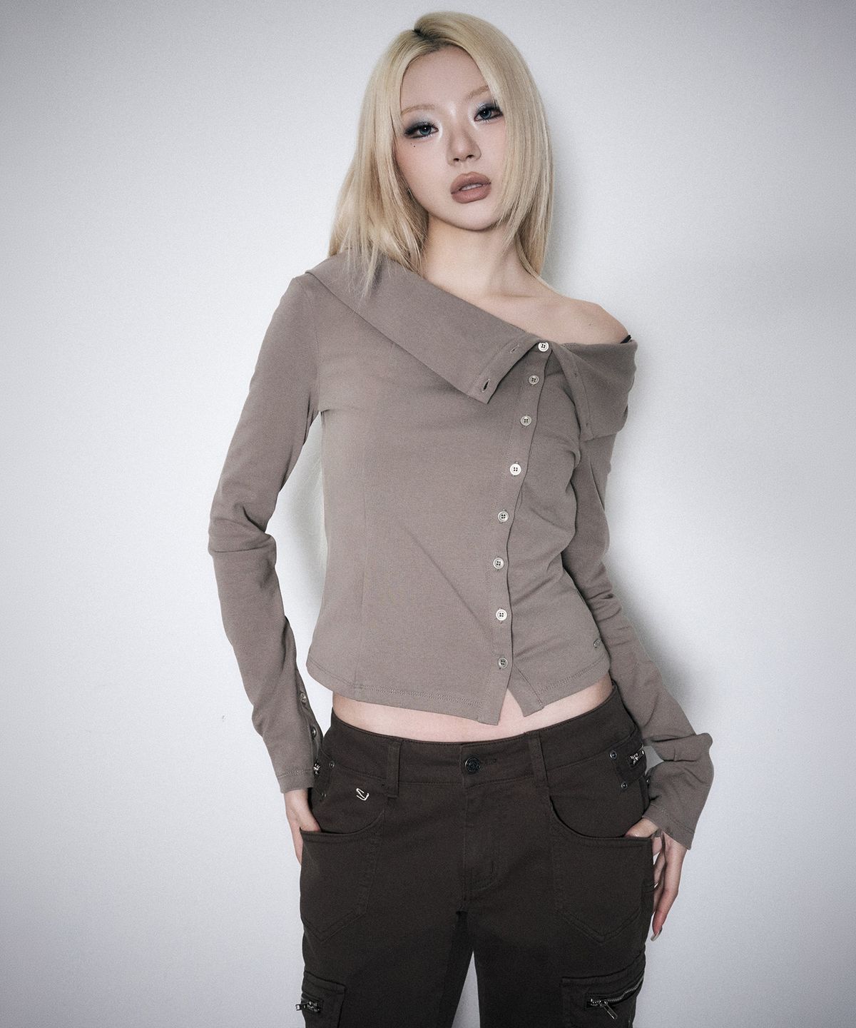 스키즘 인듀싱(SCHISM INDUCING) BUTTON COWL HIGHNECK TOP BEIGE
