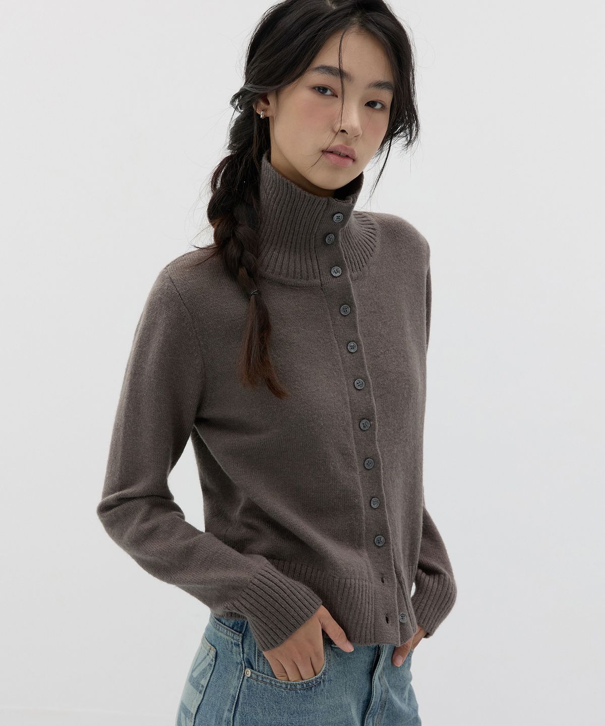 미치코런던 코시노(MICHIKO LONDON KOSHINO) 하이넥 버튼 가디건 그레이시 모카