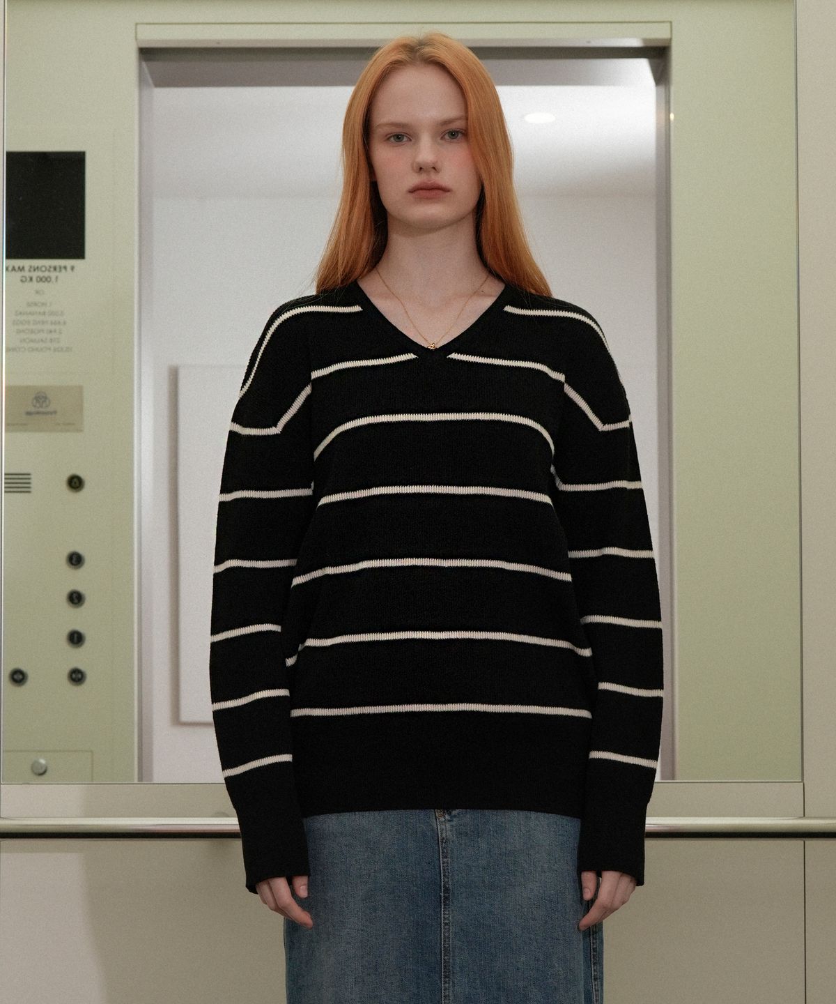 블레티(VLETI) V-neck Color Striped Knit (Black)