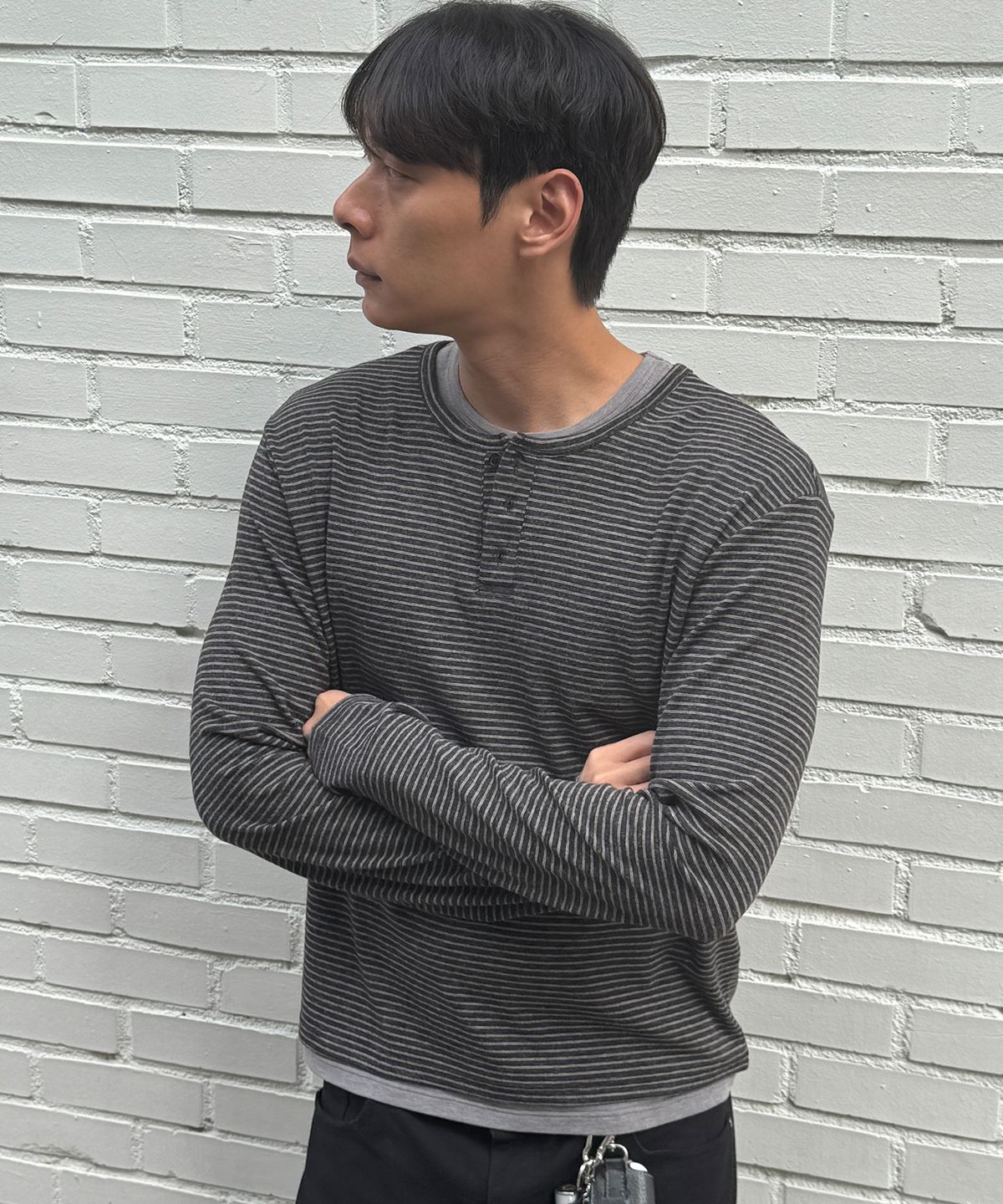 디앤에스알(DNSR) 스트라이프 레이어드 헨리넥 롱슬리브 차콜