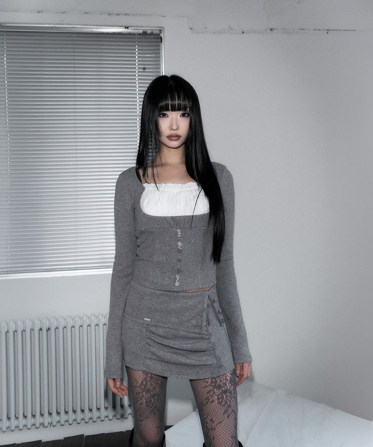 스키즘 인듀싱(SCHISM INDUCING) ELODIE BUTTON SHIRRING SKIRT GREY
