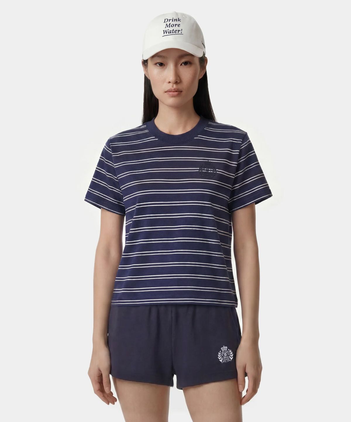 스포티앤리치(SPORTY&RICH) NY 크레스트 티셔츠 남여공용 - 네이비 스트라이프 R263AWT004