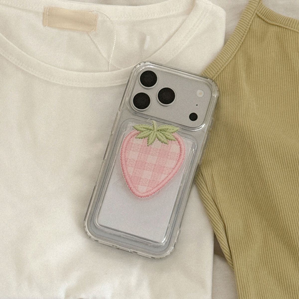메이드모먼(MADEMOMENT) strawberry picnic 디자인 [맥세이프 아크릴스마트톡+카드지갑]