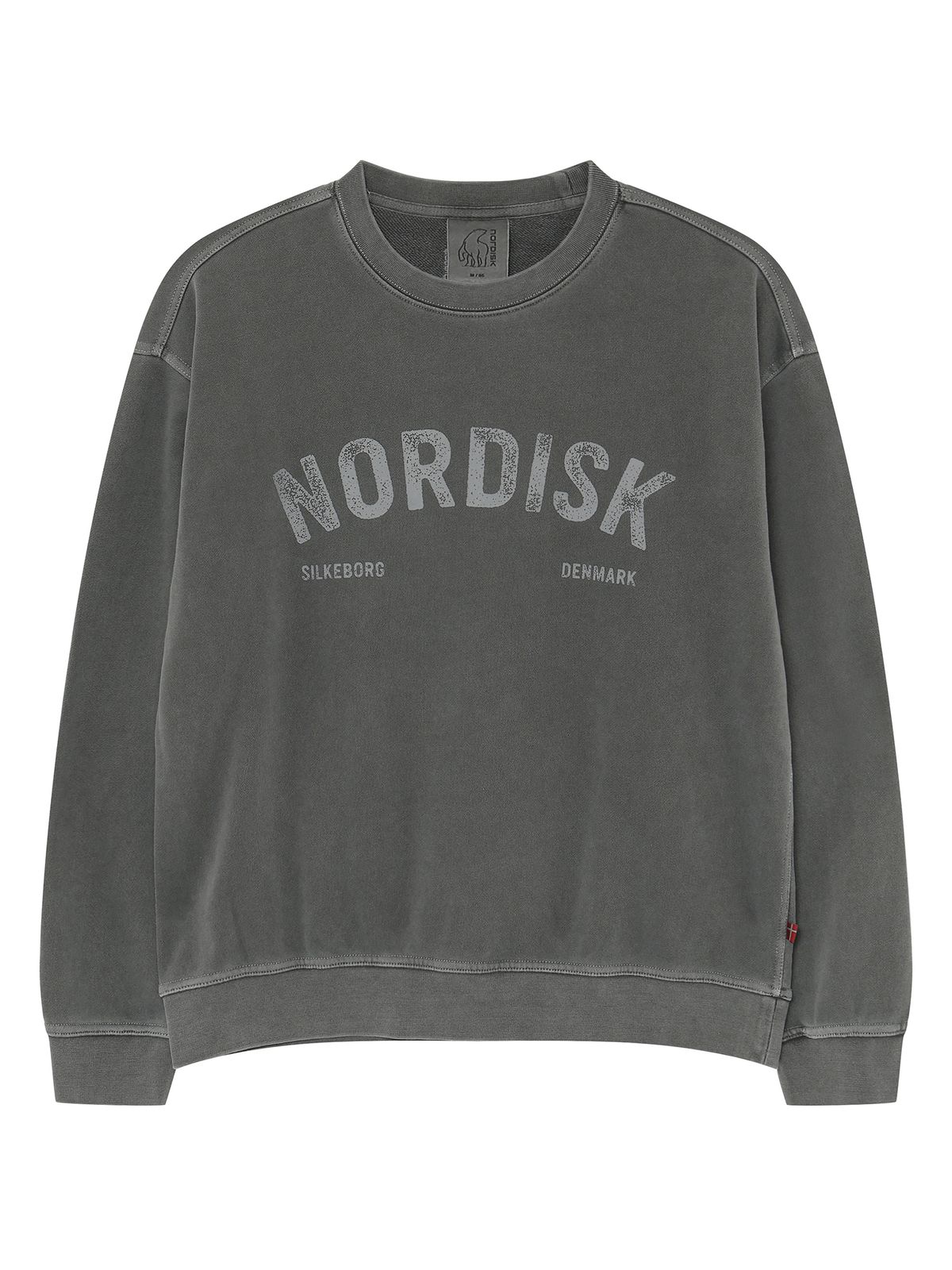 노르디스크(NORDISK) [비메이트] 피그먼트 레터링 그래픽 맨투맨 - U_Dark Grey