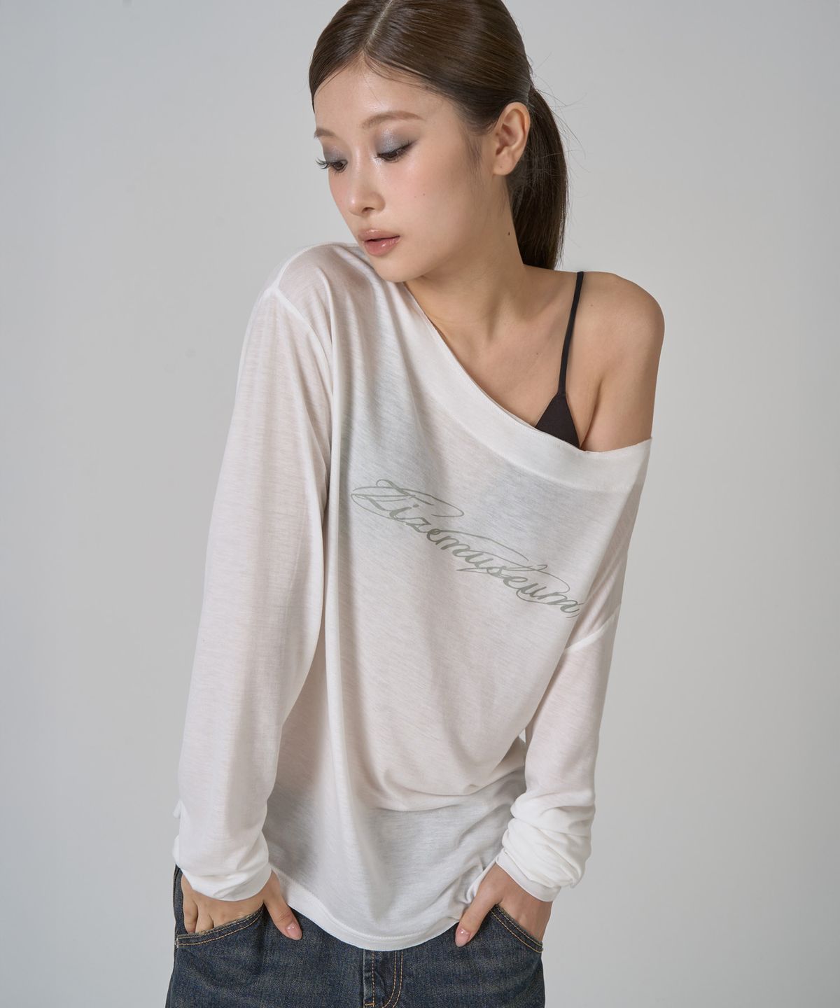 지제뮤지엄(ZIZEMUSEUM) ONE SHOULDER SHEER LONG SLEEVE (WHITE)