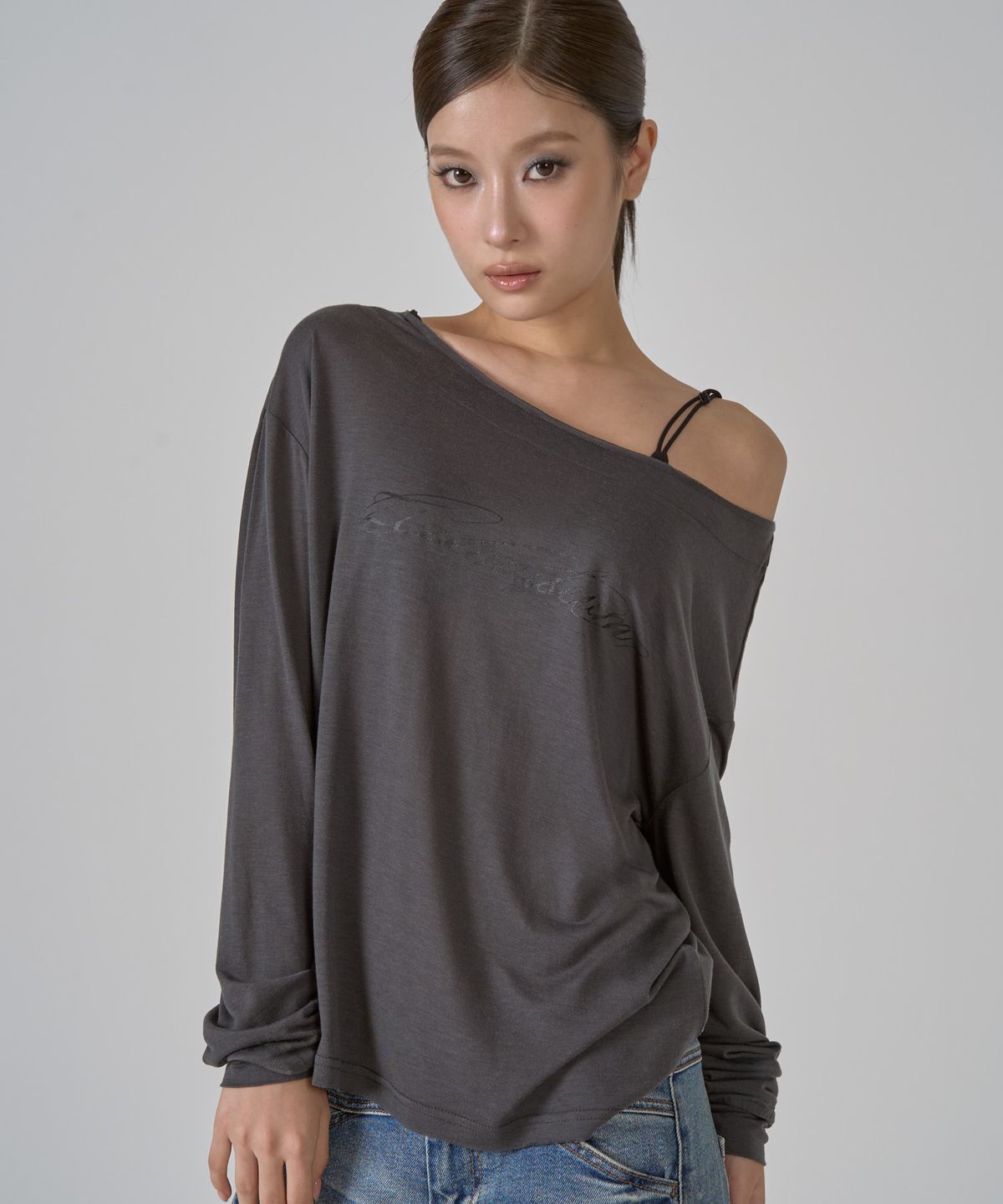 지제뮤지엄(ZIZEMUSEUM) ONE SHOULDER SHEER LONG SLEEVE (CHARCOAL)