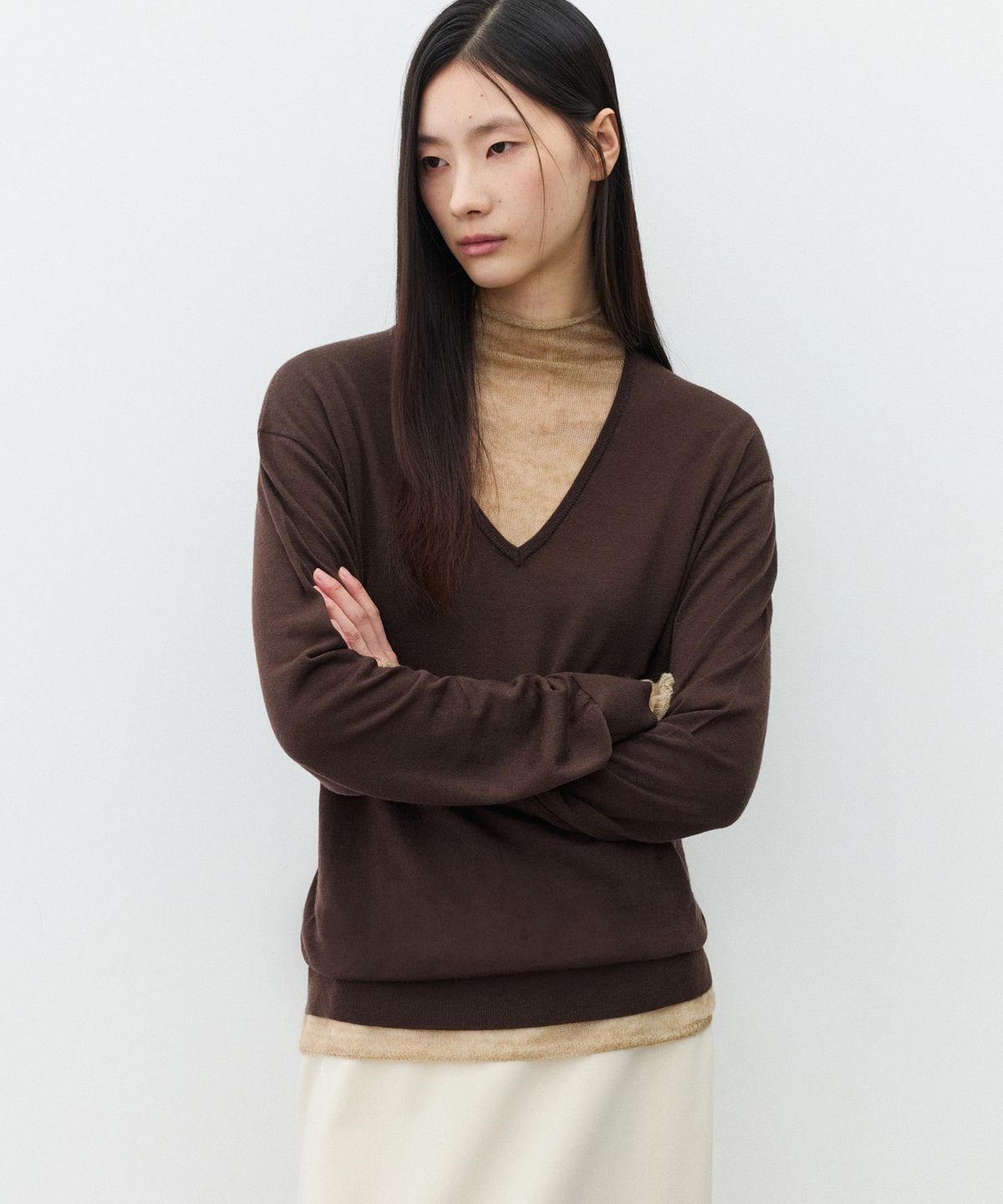 수아레 우먼(SUARE WOMEN) (우먼)파인 울 100 브이넥 니트 브라운