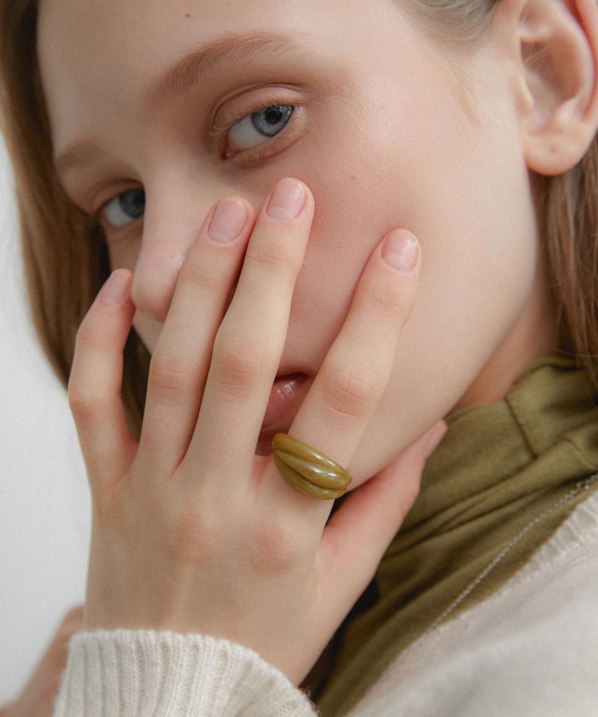 바이이에르(BYHYERES) Echo shell formica olive ring BH7R61711OG