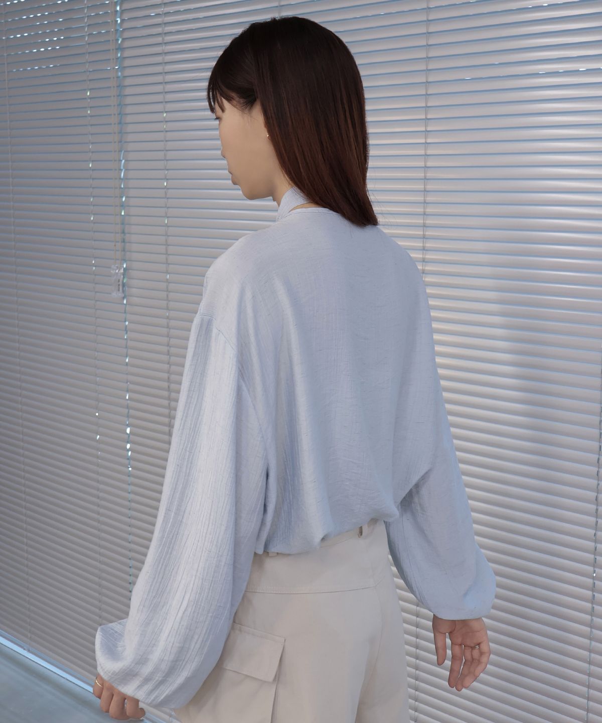 요로코비(YOROKOBY) 스카프 라운드 넥 볼륨 블라우스 스카이블루