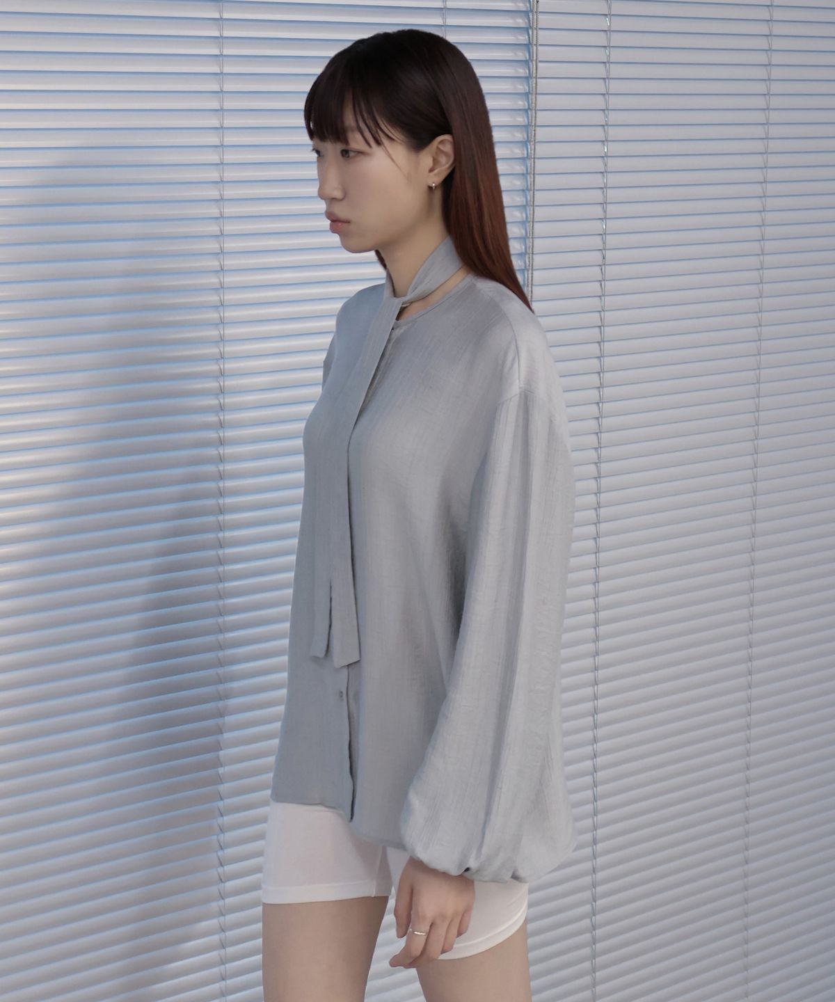 요로코비(YOROKOBY) 스카프 라운드 넥 볼륨 블라우스 그레이