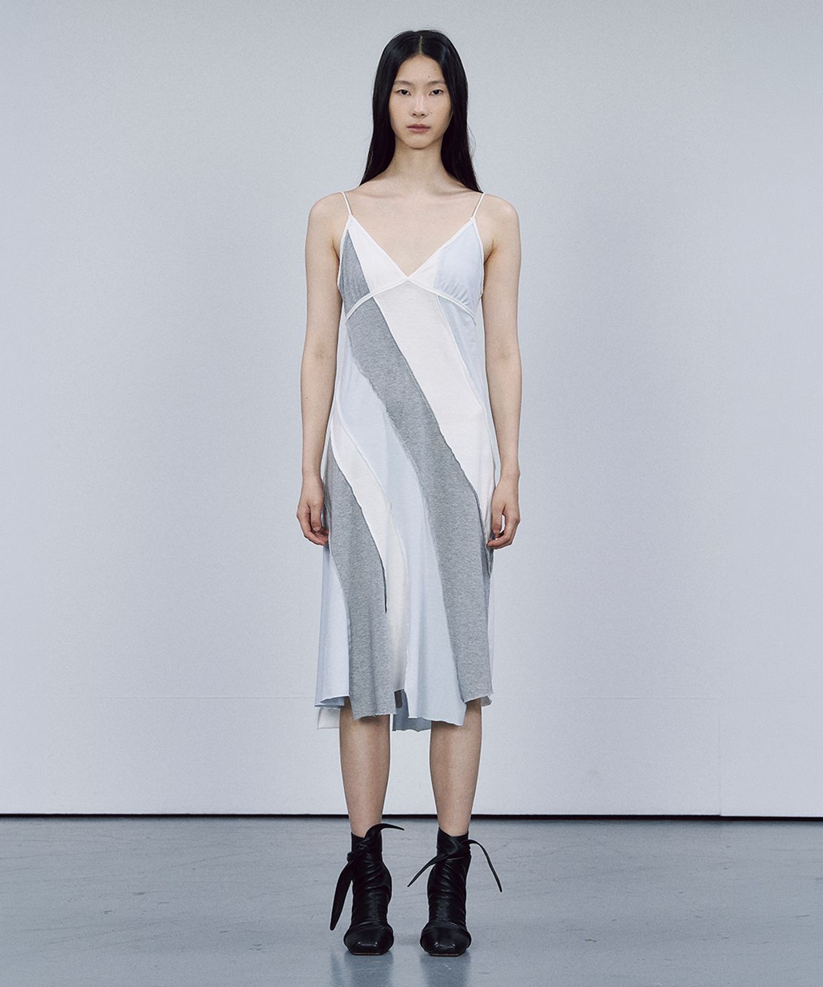 솔티페블(SALTY PEBBLE) RAW EDGE PANEL SLIP DRESS [SKY BLUE]