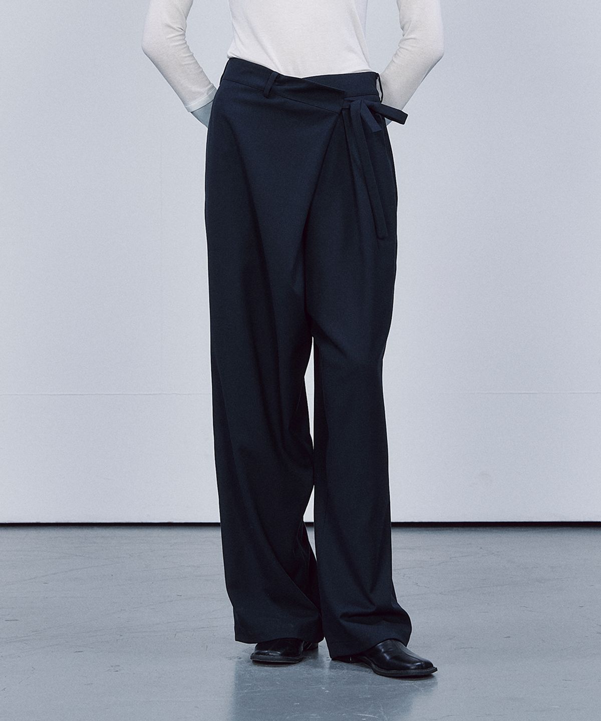 솔티페블(SALTY PEBBLE) UNBALANCED WRAP TROUSERS [NAVY]