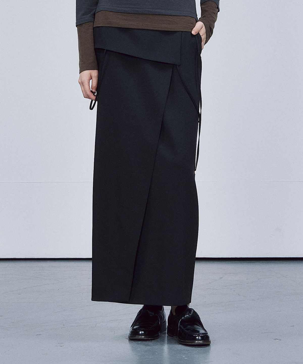 솔티페블(SALTY PEBBLE) FOLD-OVER WRAP SKIRT [BLACK]