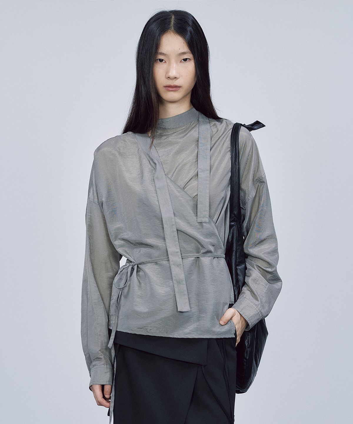 솔티페블(SALTY PEBBLE) TIE DETAIL WRAP BLOUSE [GREY]