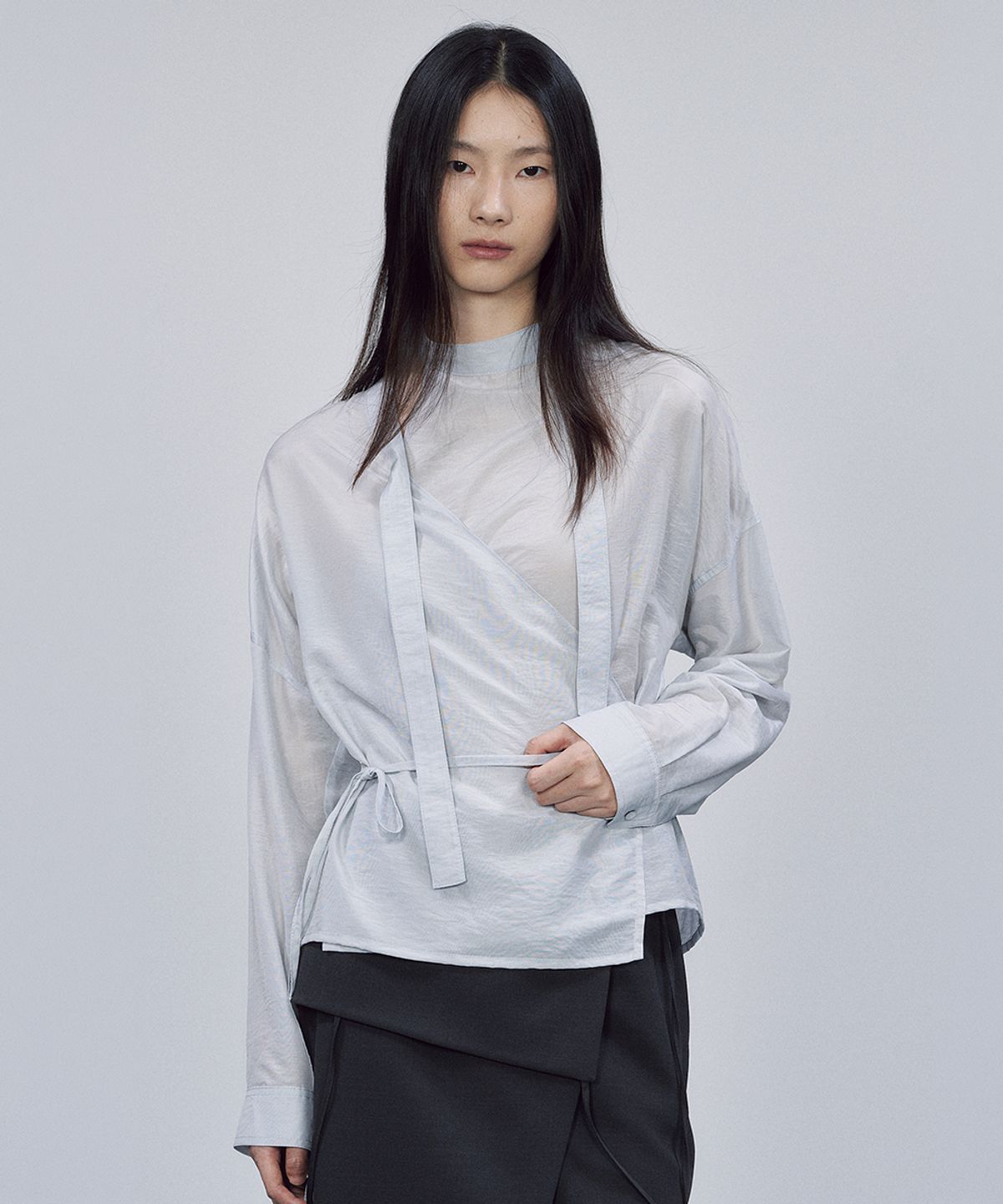 솔티페블(SALTY PEBBLE) TIE DETAIL WRAP BLOUSE [LIGHT BLUE]