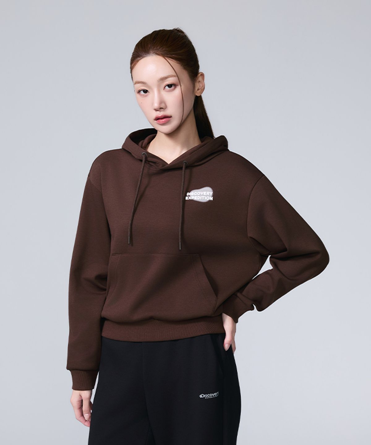 디스커버리 익스페디션(DISCOVERY EXPEDITION) 여성 스몰 그래픽 세미크롭 후드티 (Brown)