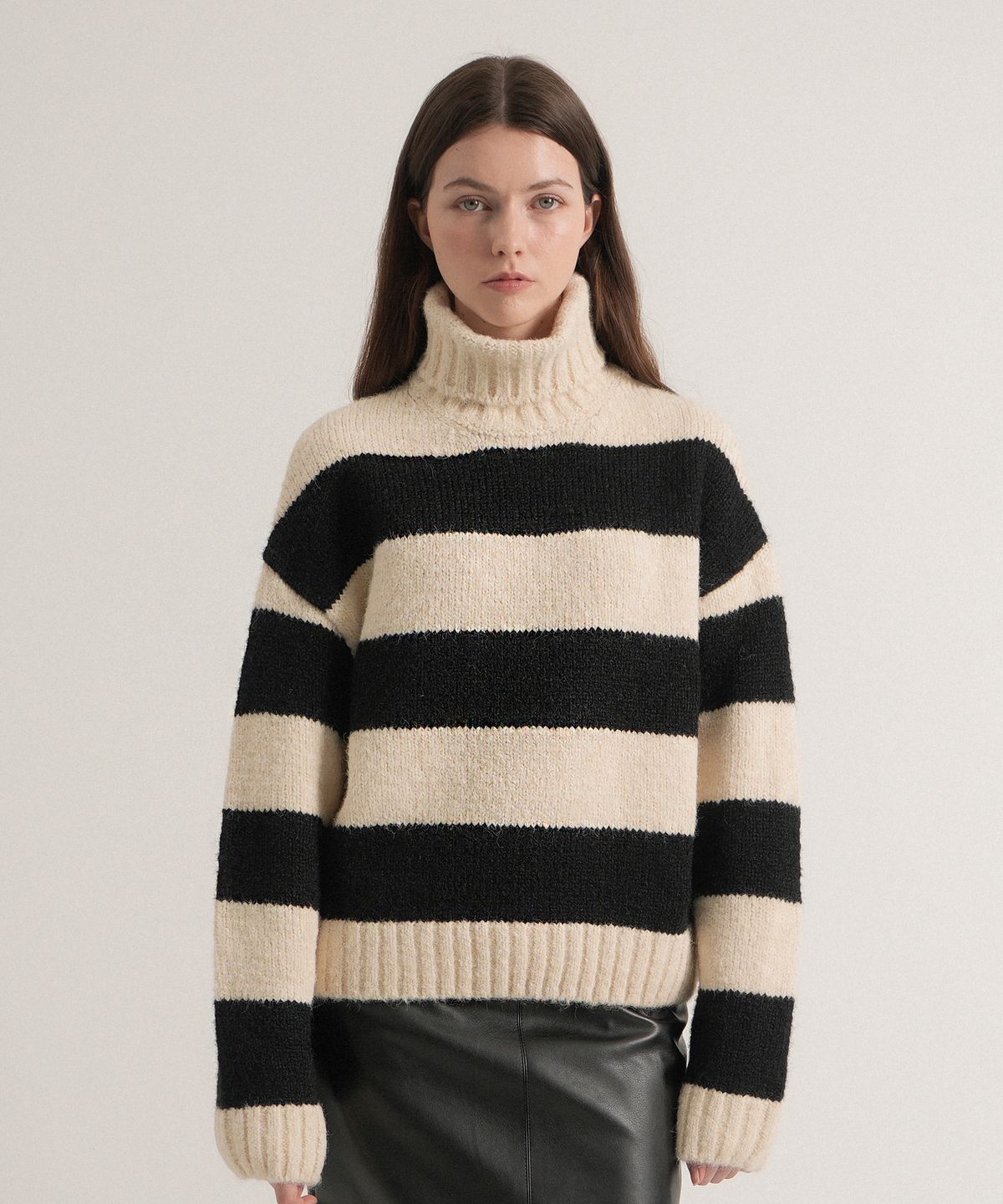 블레티(VLETI) Wool Stripe Turtleneck Sweater (Black)