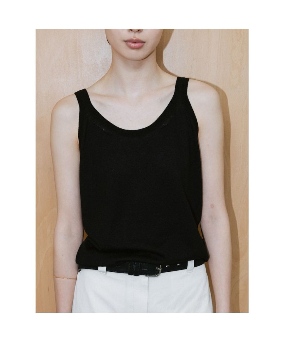 디애퍼처(THE APERTURE) Paul Sleeveless Knit Top  Black (TA6451A035)