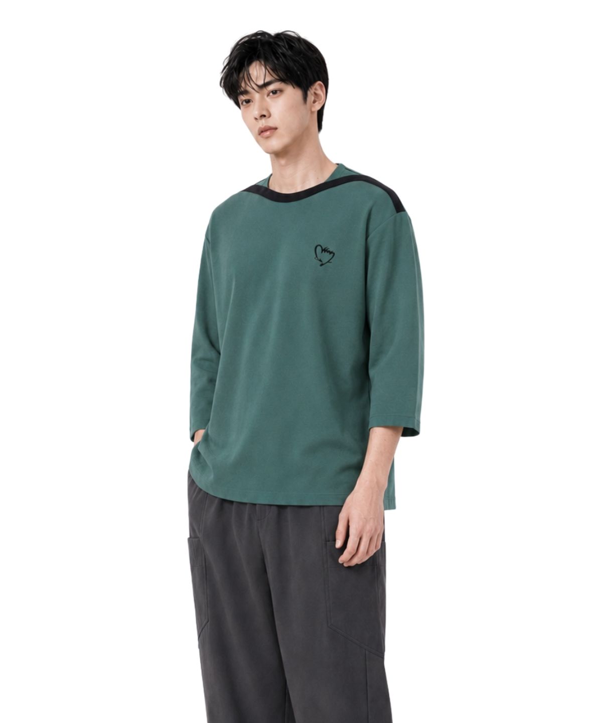 커스텀어스(CUSTOMUS) 어깨배색 하트로고자수 7부소매 라운드 티셔츠 CXS25FKRT901 GRN